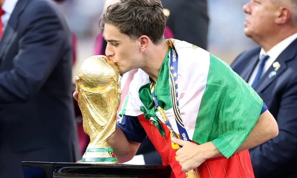 Joueur embrassant la coupe du monde sur scène