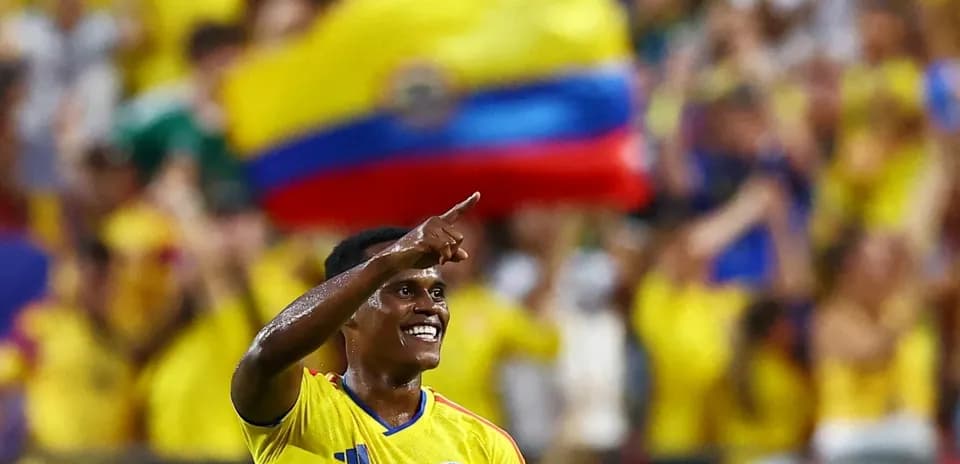 Joueur colombien célébrant avec le public en arrière-plan