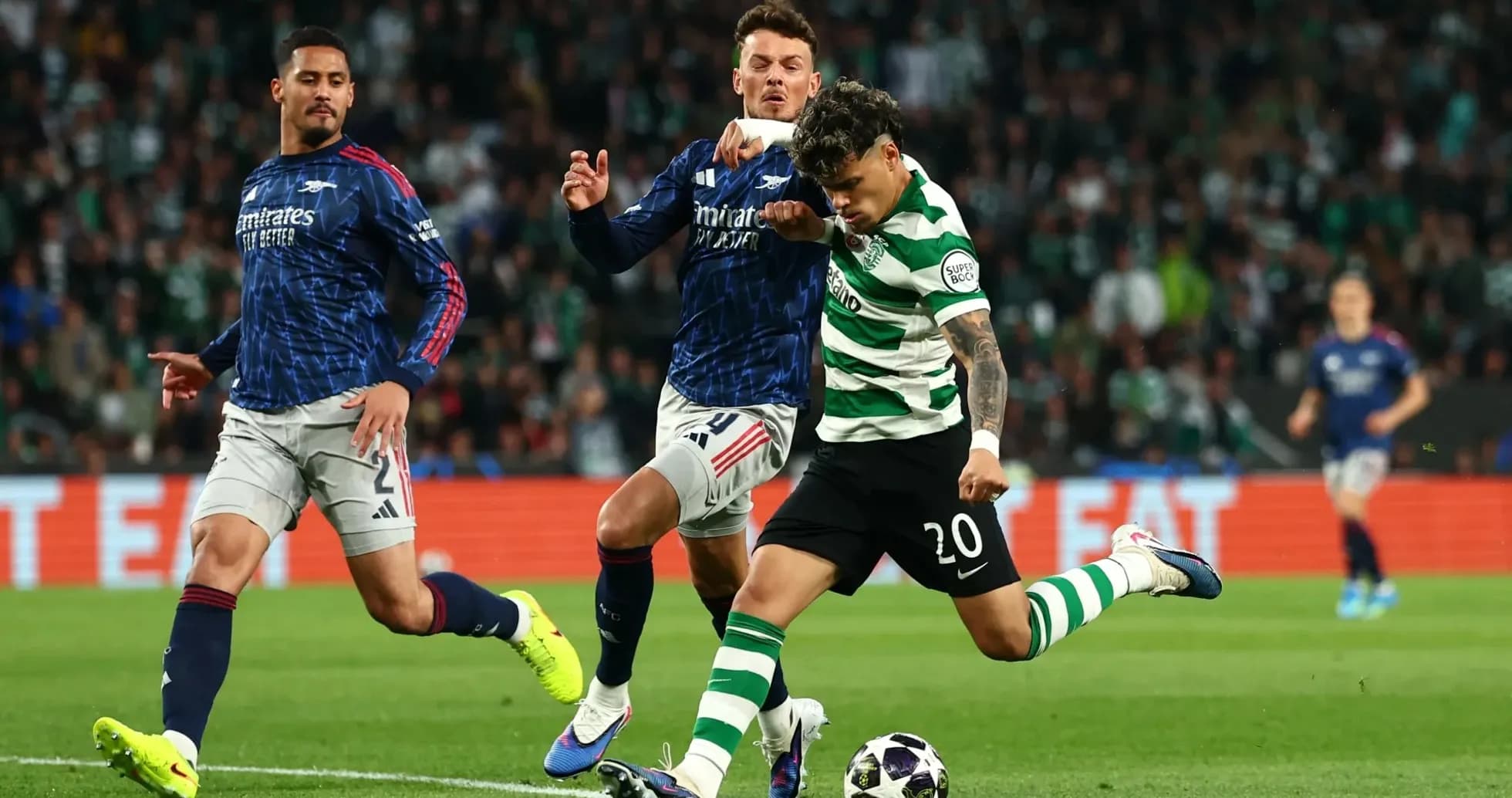 Joueur du Sporting Lisbonne dribblant deux adversaires