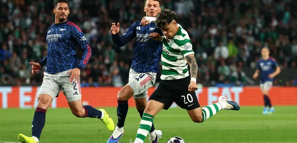 Joueur du Sporting Lisbonne dribblant deux adversaires