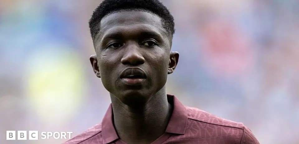 Joueur en maillot marron sur le terrain