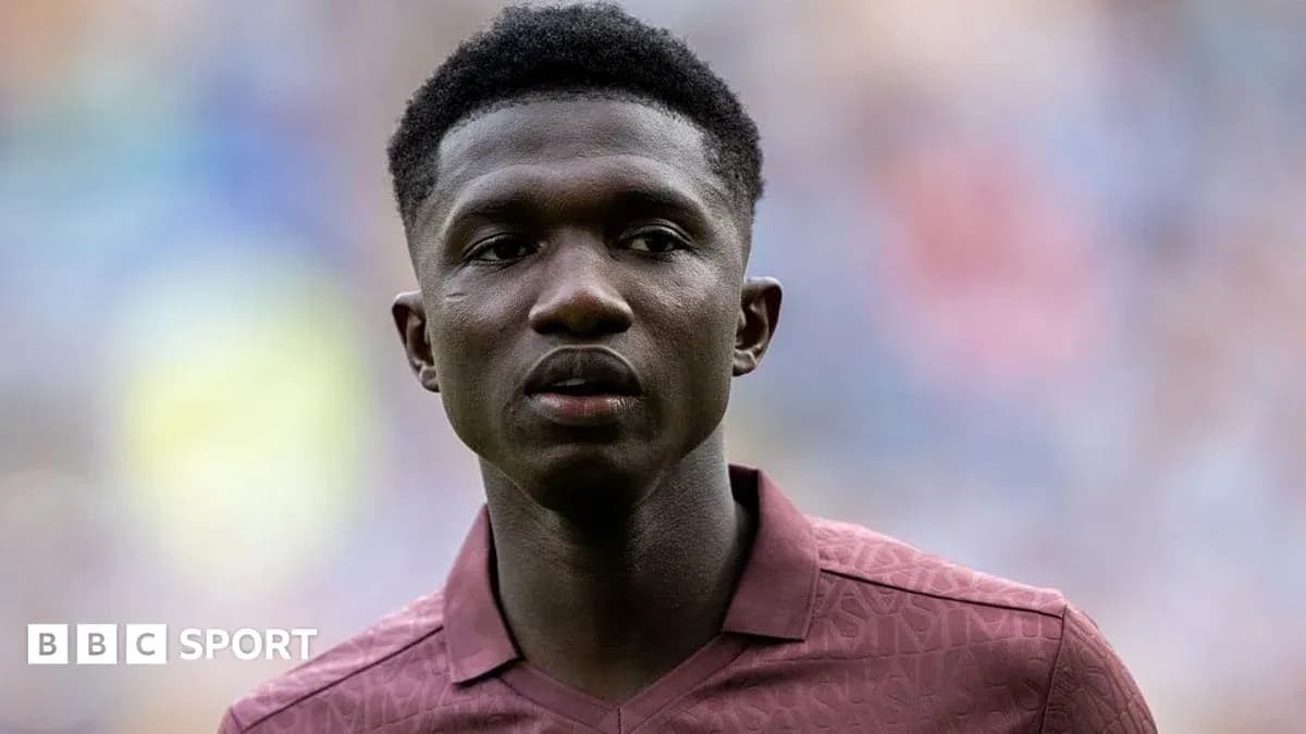 Joueur en maillot marron sur le terrain