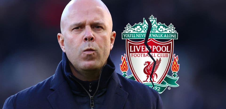 Entraîneur devant le logo de Liverpool FC
