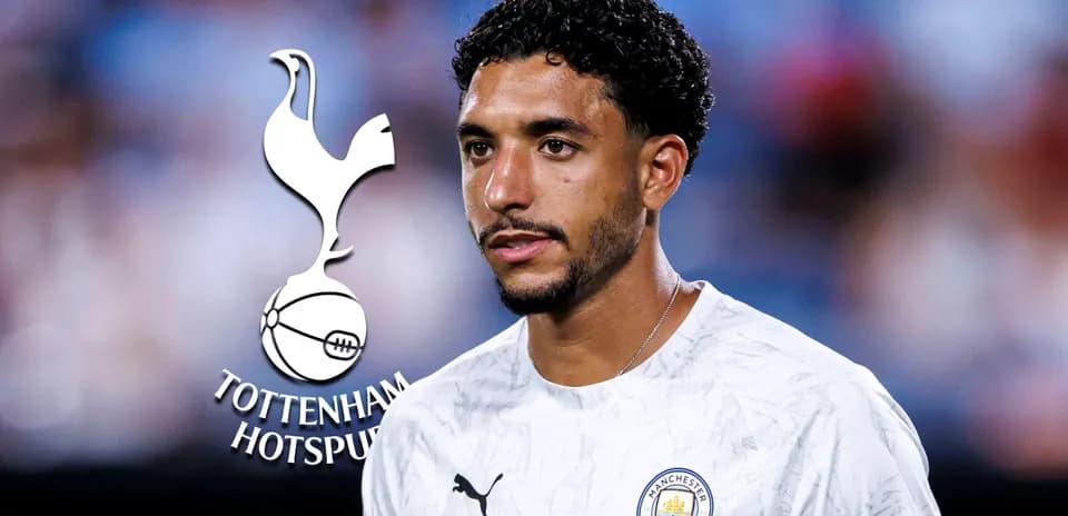 Joueur en maillot de Manchester City sur le terrain