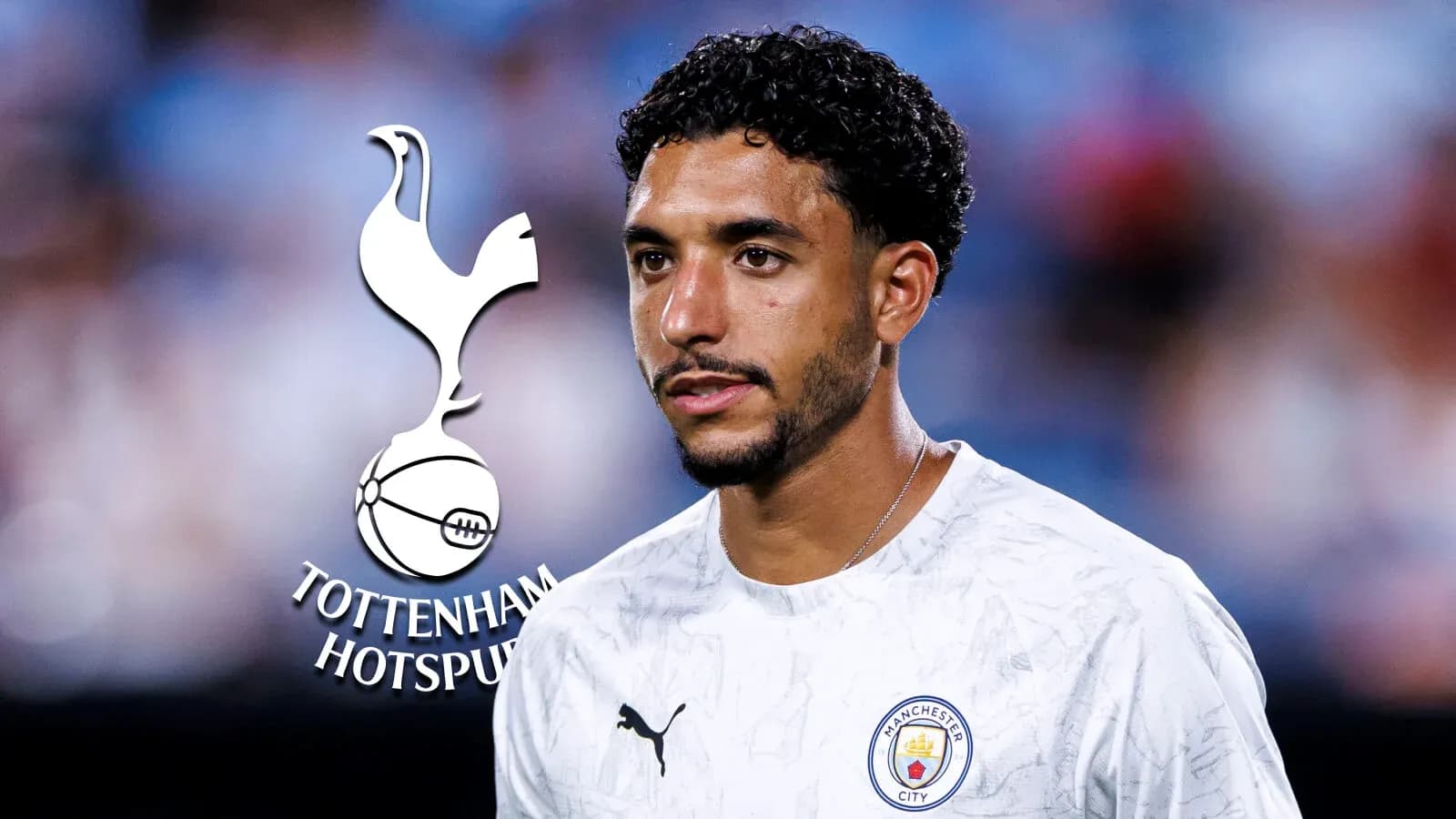 Joueur en maillot de Manchester City sur le terrain