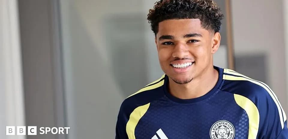 Joueur de Leicester City souriant dans son maillot