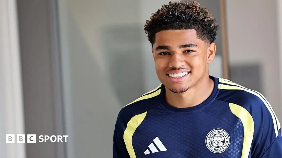Joueur de Leicester City souriant dans son maillot