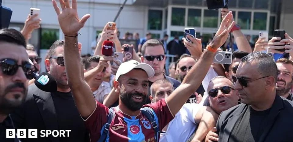 Joueur saluant les fans à son arrivée