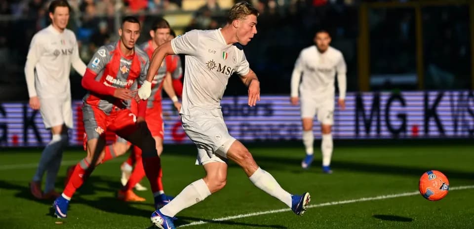 Un joueur tirant un penalty pendant le match