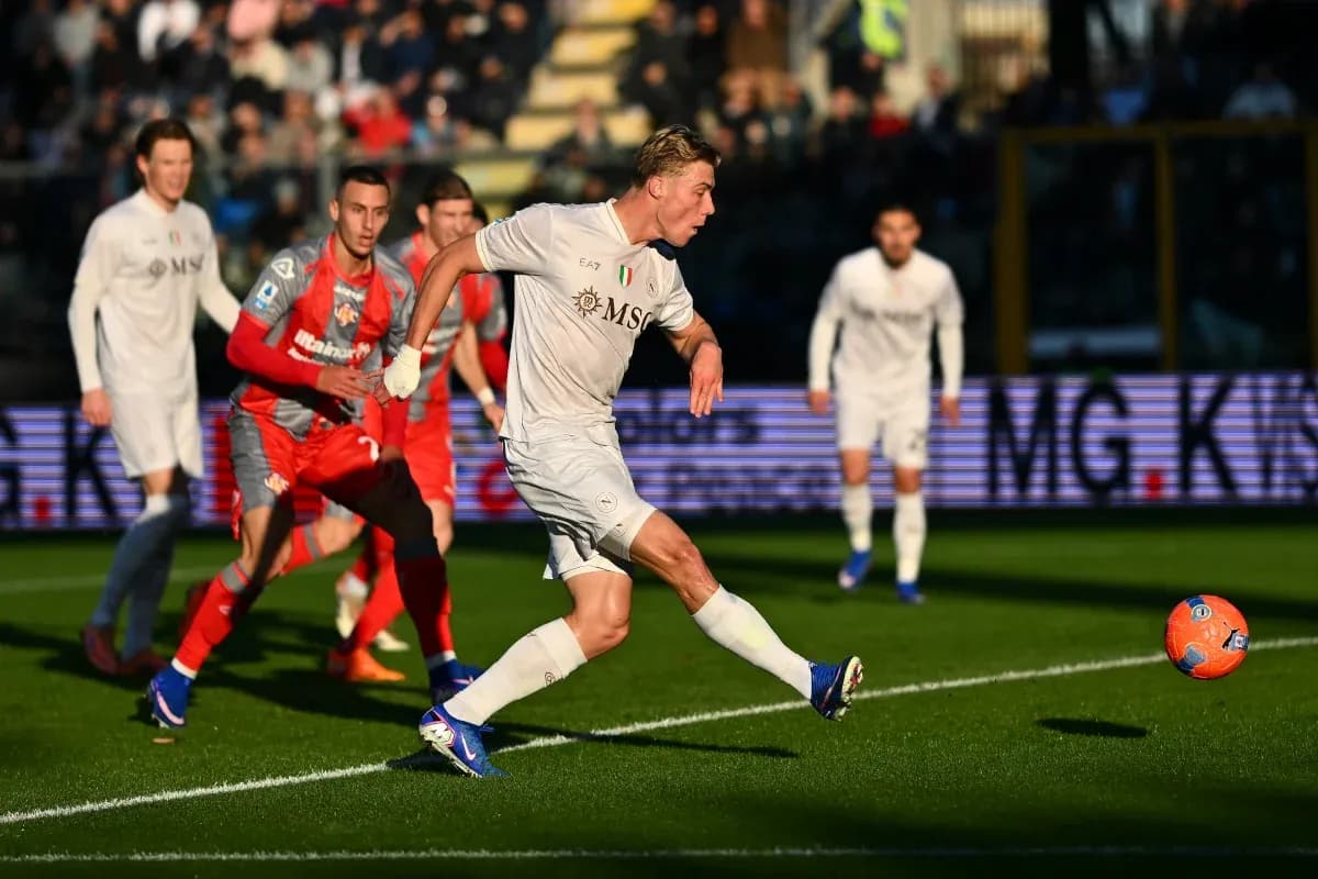 Un joueur tirant un penalty pendant le match