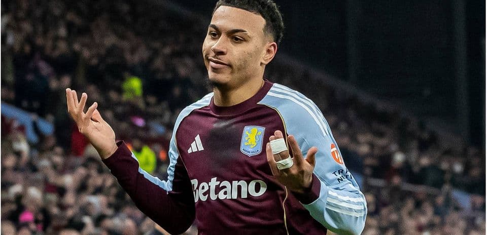 Joueur d'Aston Villa s'interrogeant sur le terrain