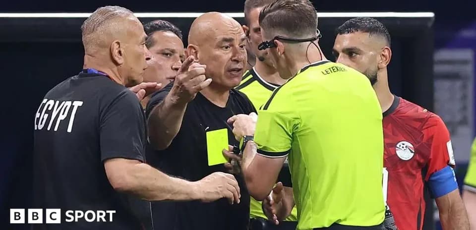 Entraîneur égyptien discutant avec l'arbitre pendant le match