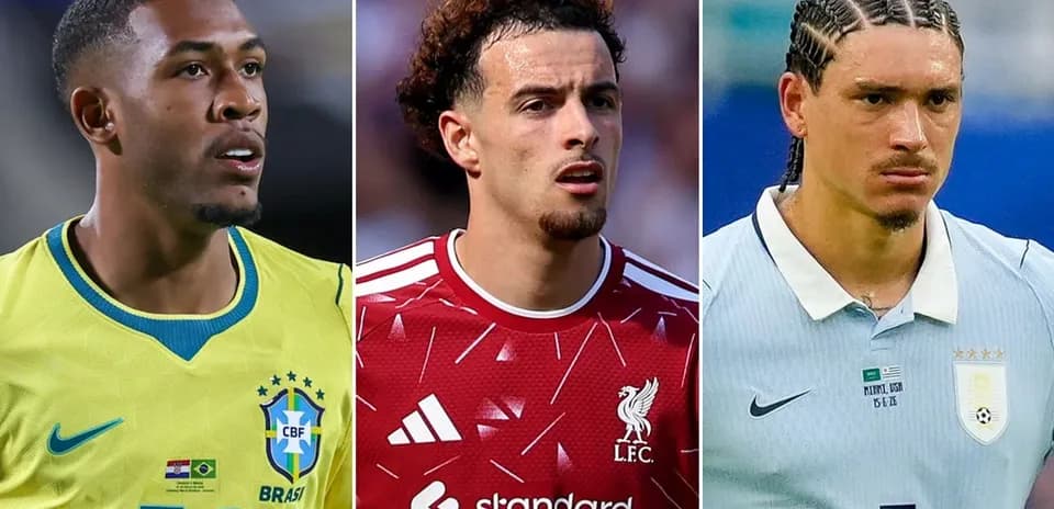 Trois joueurs de football en maillots d'équipe nationale