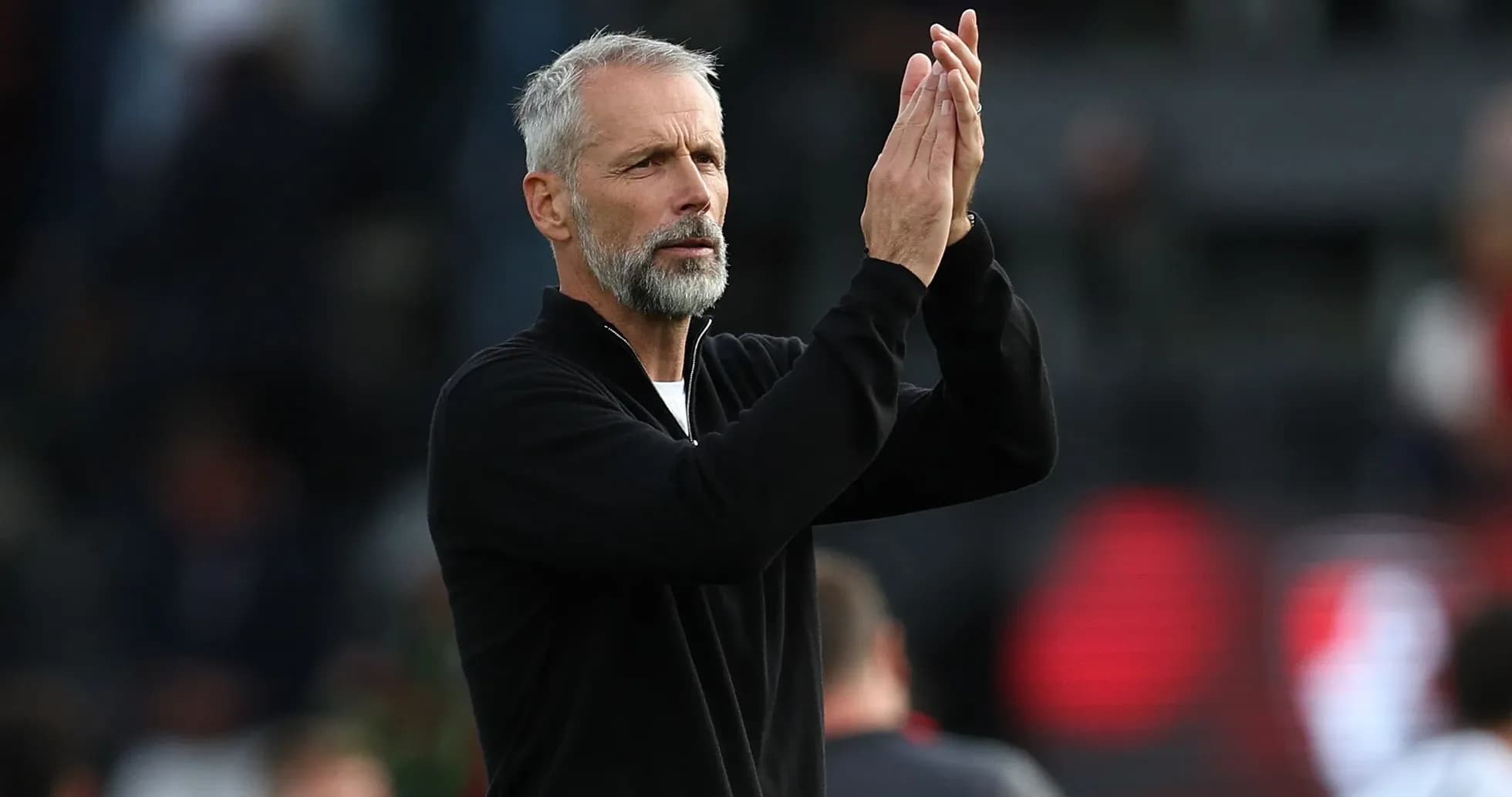 Entraîneur applaudissant après le match