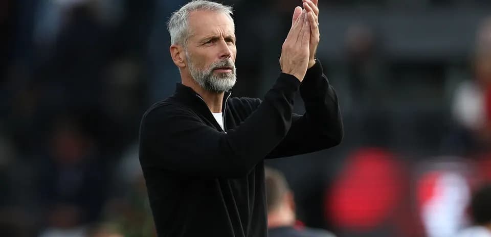 Entraîneur applaudissant après le match