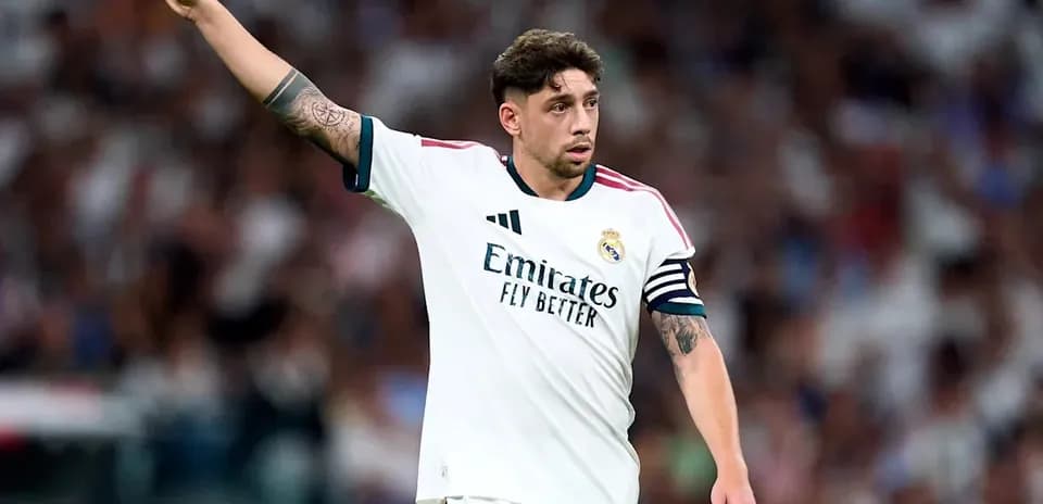 Joueur de Real Madrid levant le bras pendant le match