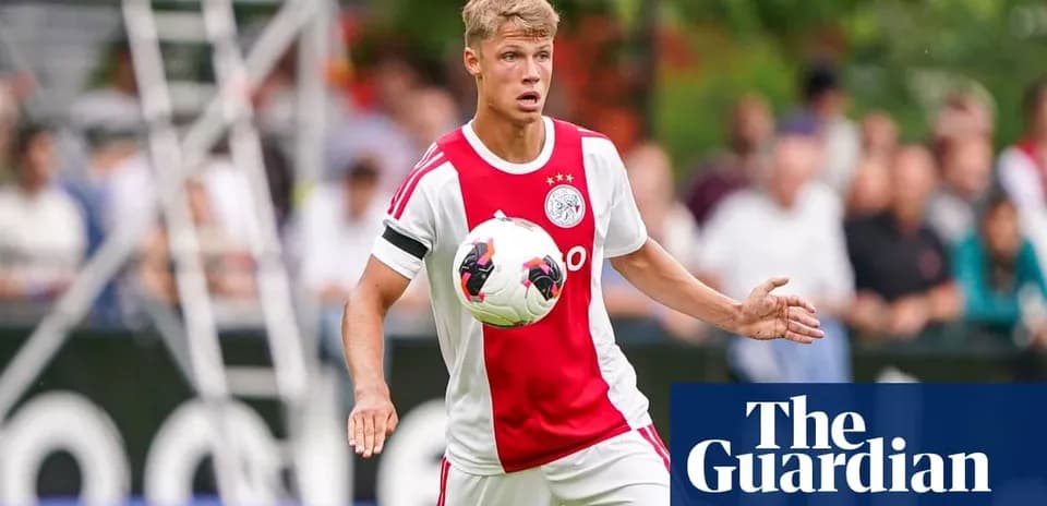 Joueur d'Ajax dribblant avec le ballon en match