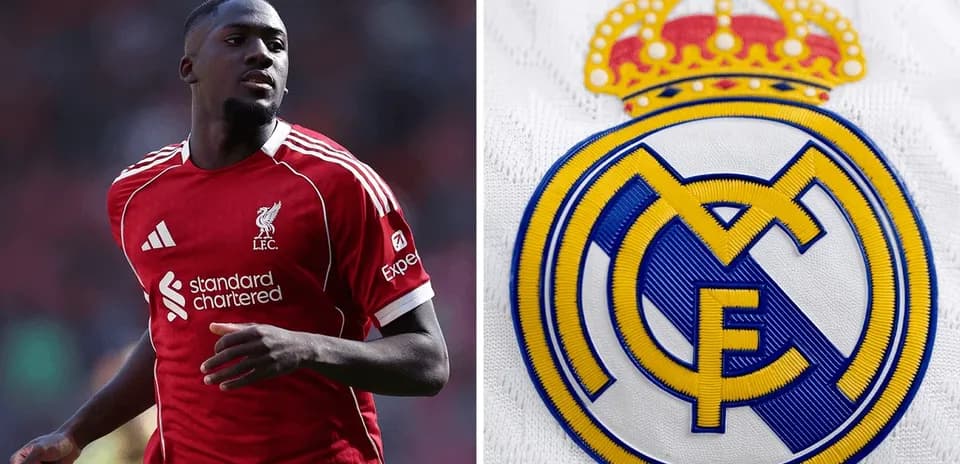 Joueur de Liverpool avec le logo du Real Madrid