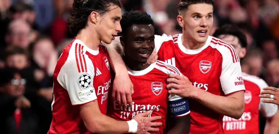 Joueurs d'Arsenal célébrant un but ensemble