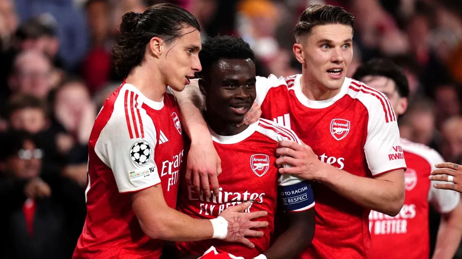 Joueurs d'Arsenal célébrant un but ensemble