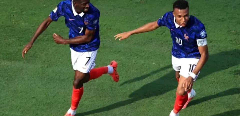 Joueurs français célébrant un but sur le terrain