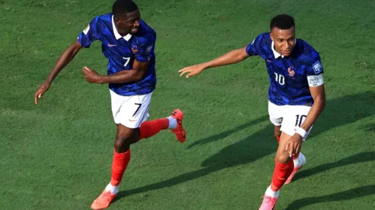 Joueurs français célébrant un but sur le terrain