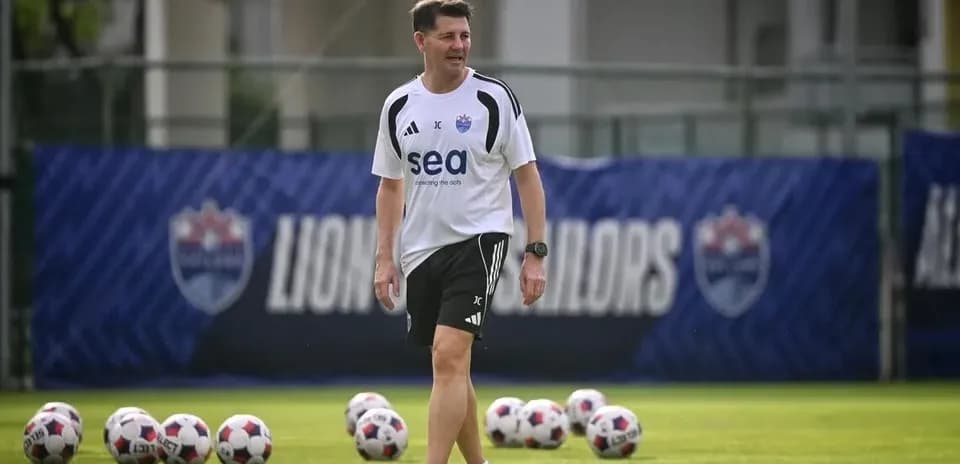 Entraîneur marchant sur le terrain d'entraînement