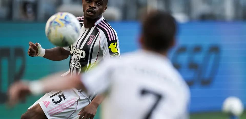 Joueur de la Juventus recevant le ballon