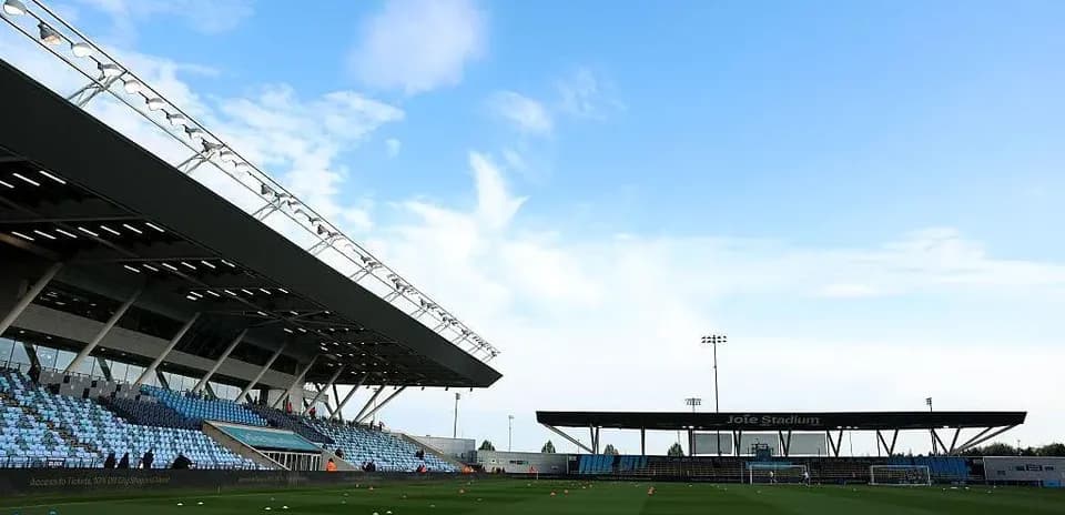 Vue du Joie Stadium avec terrain et gradins vides