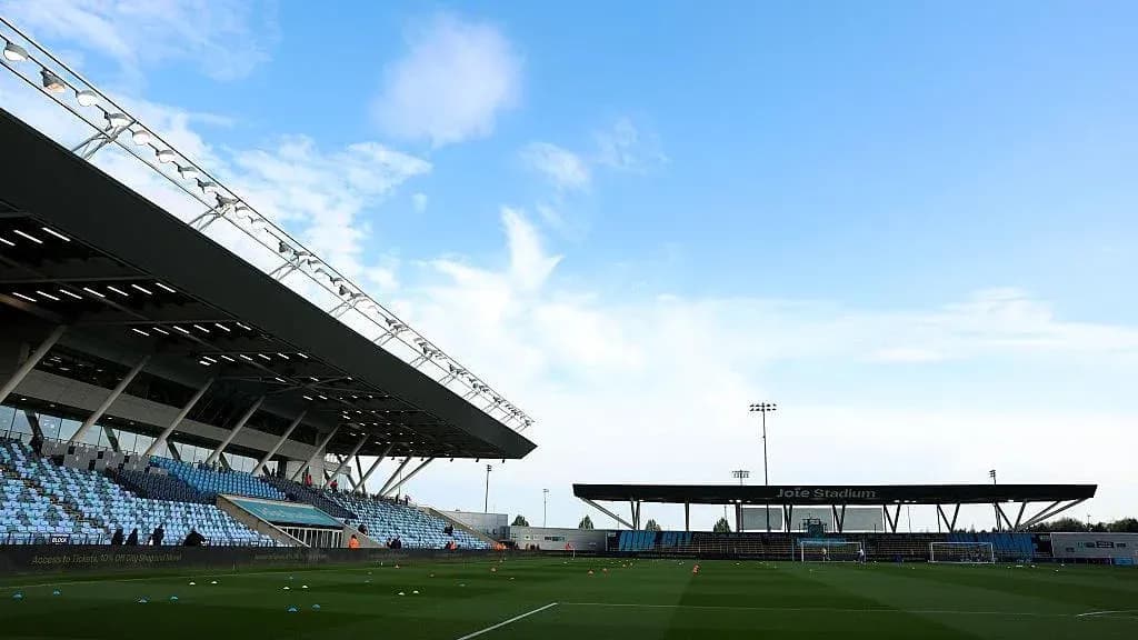 Vue du Joie Stadium avec terrain et gradins vides