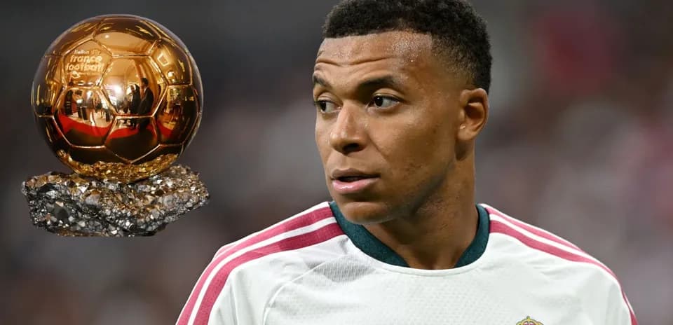 Kylian Mbappé avec le Ballon d'Or en arrière-plan
