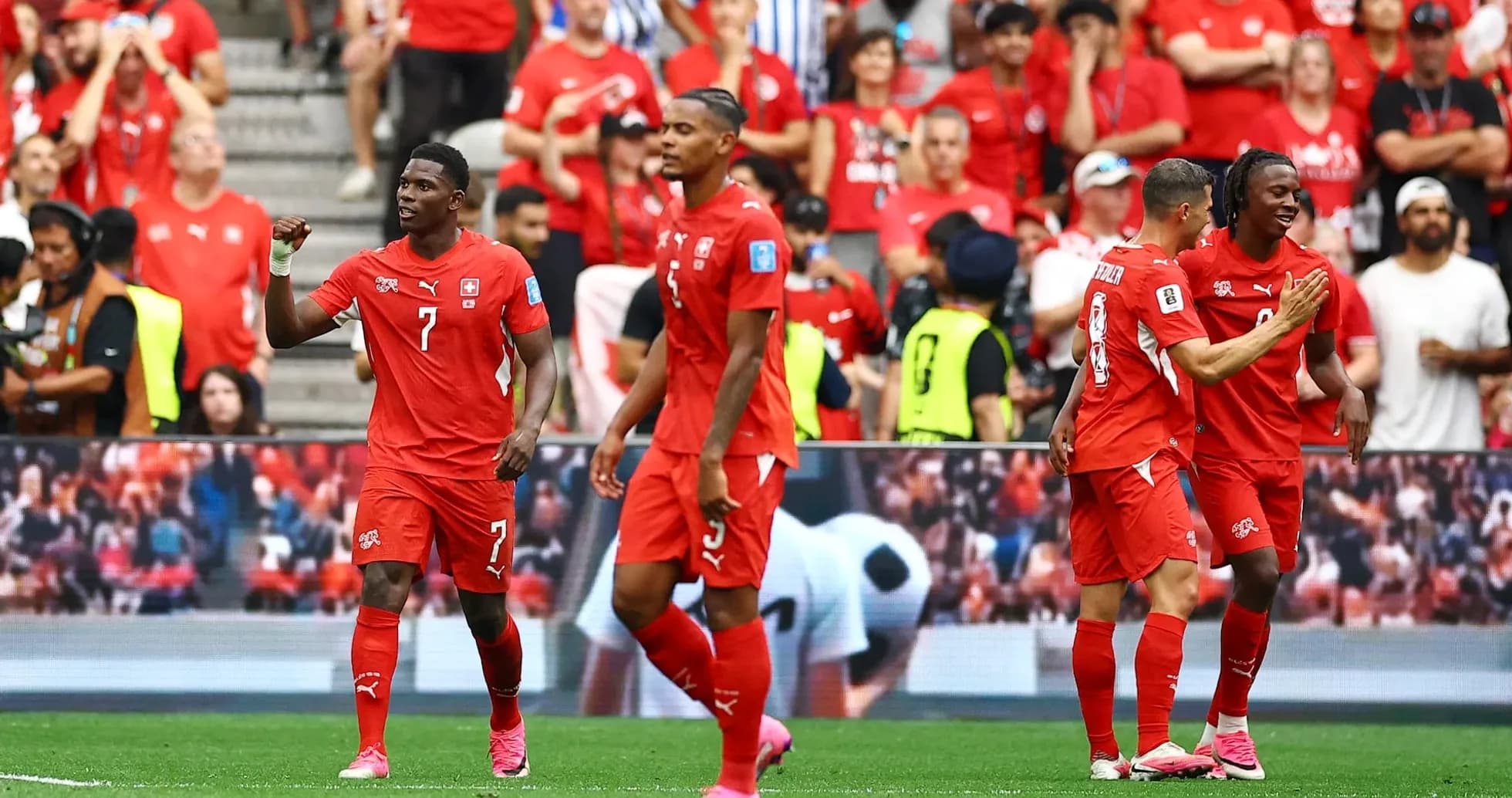 Joueurs suisses célébrant un but pendant le match