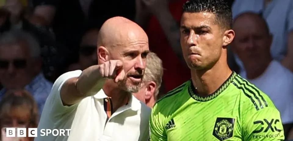 Entraîneur discutant avec joueur pendant match