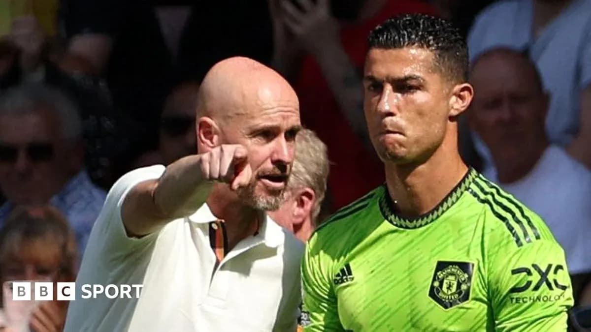 Entraîneur discutant avec joueur pendant match