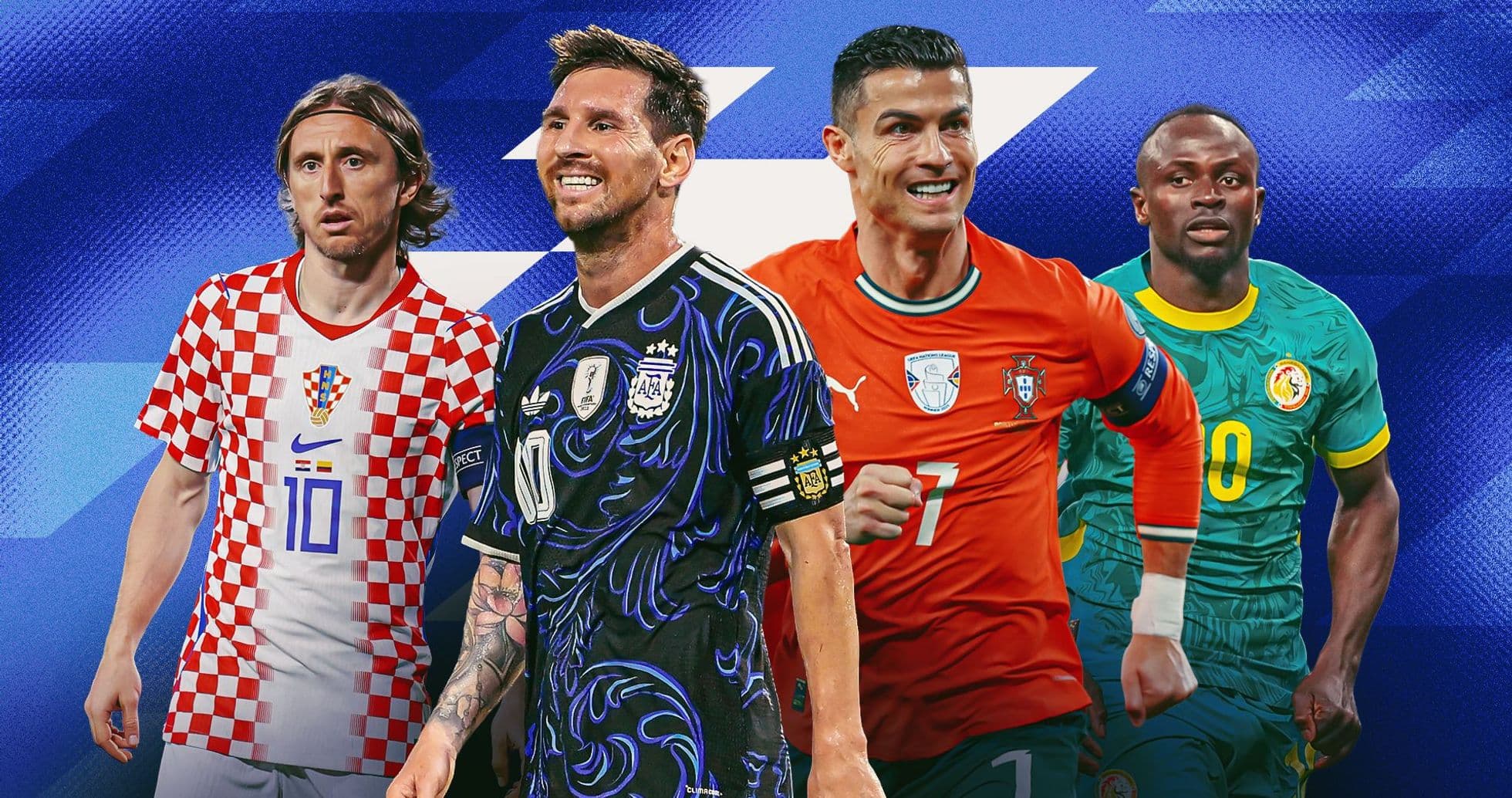 Quatre joueurs de football en maillots nationaux