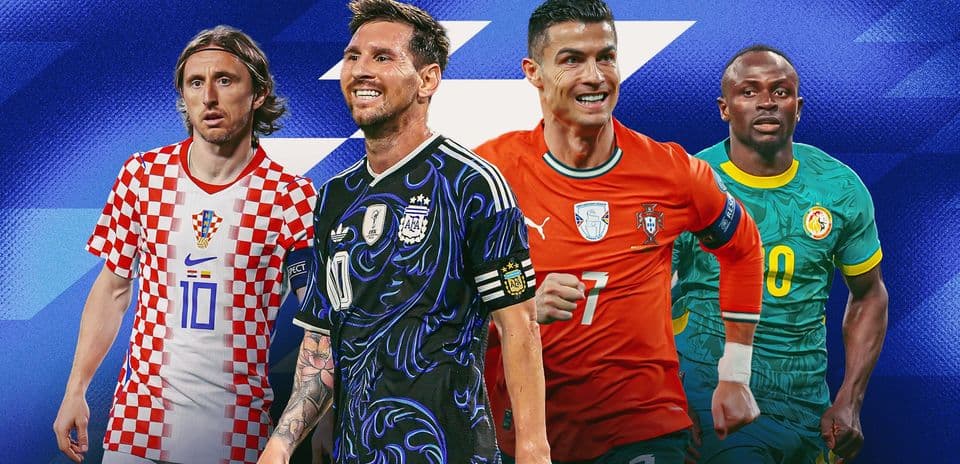 Quatre joueurs de football en maillots nationaux