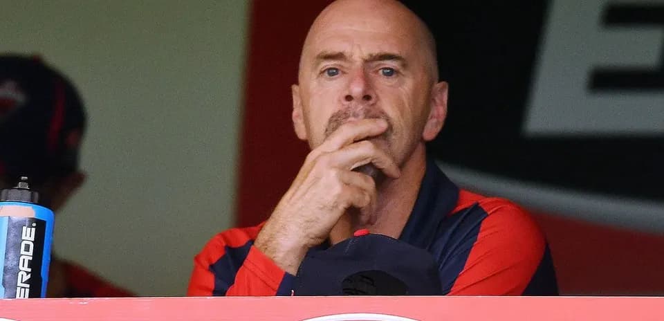 Entraîneur pensif dans la tribune pendant un match