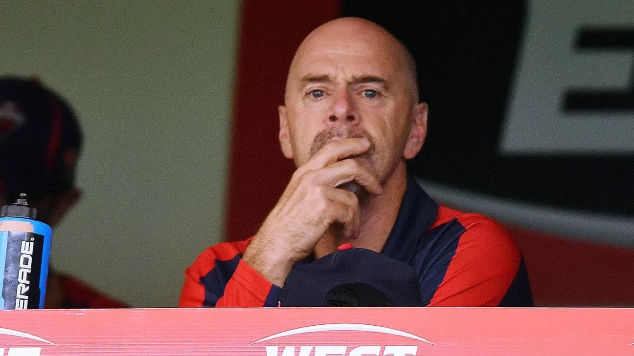 Entraîneur pensif dans la tribune pendant un match