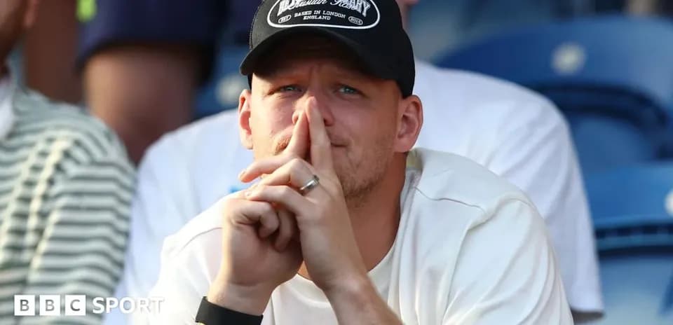 Spectateur pensif portant une casquette dans les gradins