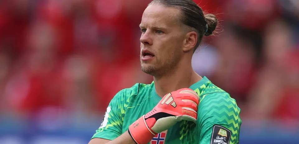 Gardien de but en uniforme avant un match