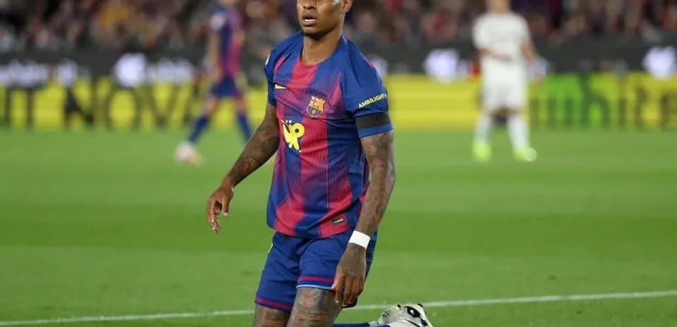 Joueur de Barcelone à genoux sur le terrain