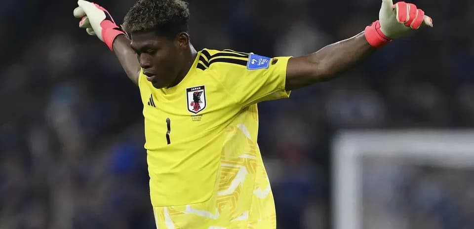 Gardien de but japonais en tenue jaune sur le terrain