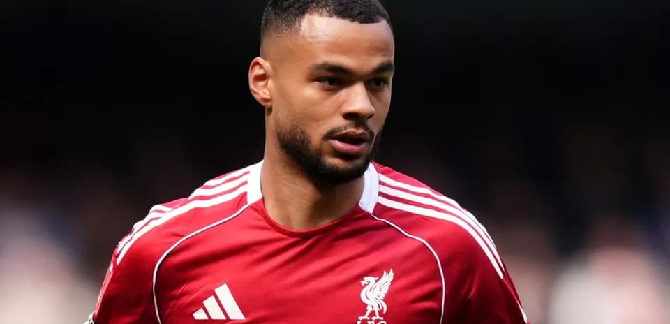 Joueur de Liverpool en maillot rouge sur le terrain