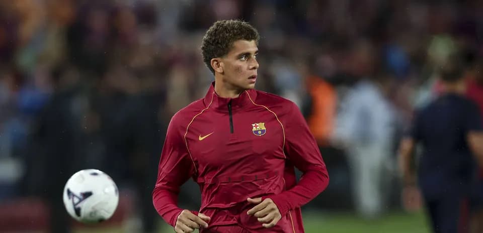 Joueur s'échauffant avec le ballon avant le match