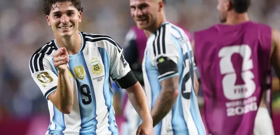 Joueur argentin célébrant avec coéquipiers après match
