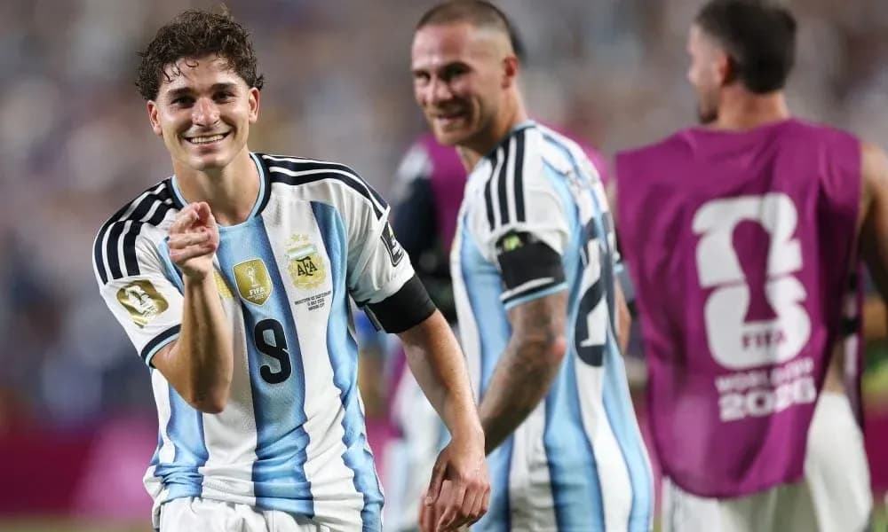 Joueur argentin célébrant avec coéquipiers après match