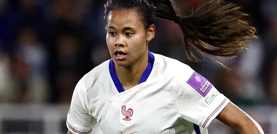 Joueuse de football en action sur le terrain