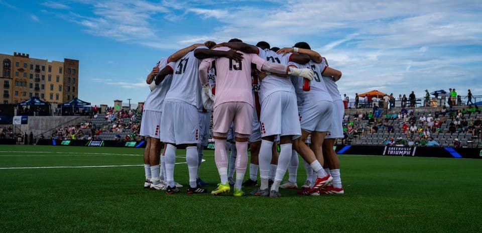 Les joueurs de Greenville Triumph en cercle avant le match