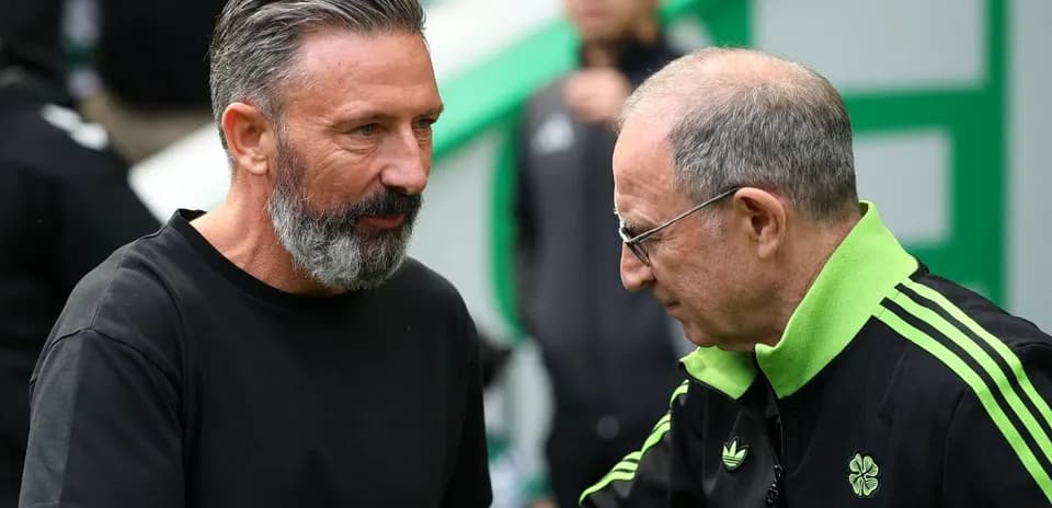 Deux entraîneurs se serrant la main avant le match