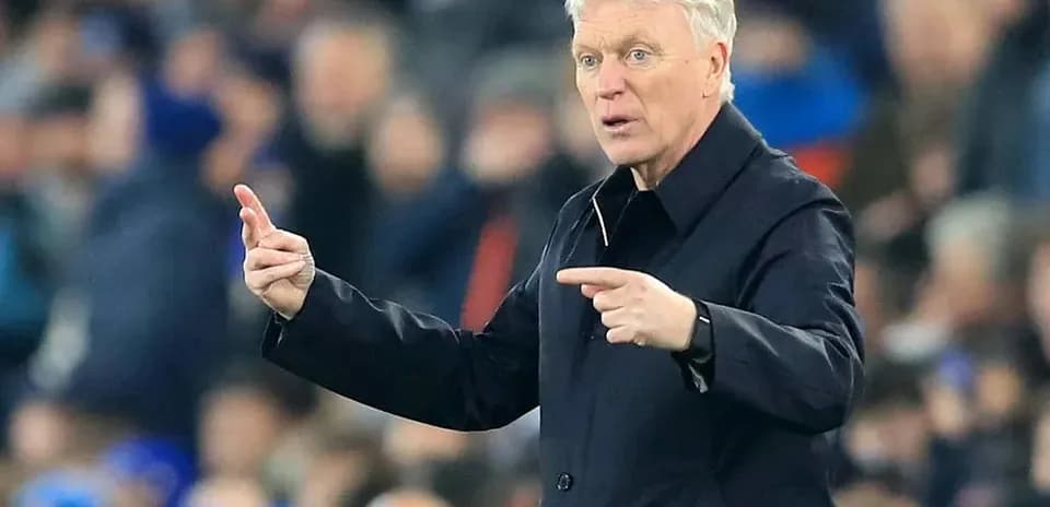 Entraîneur donnant des instructions lors d'un match
